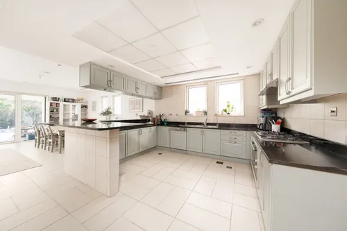 4 Bedrooms Villa in District 3 Regional