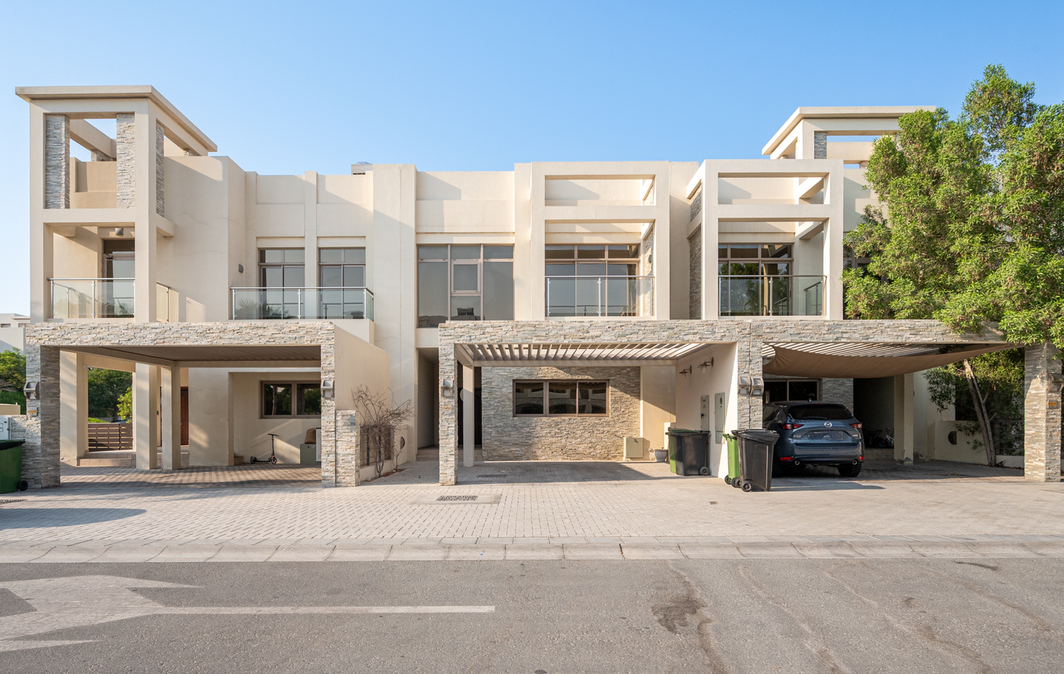 3 Bedrooms Townhouse in Polo Townhouses