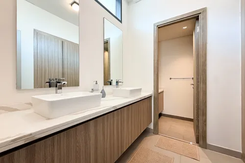 5 Bedrooms Villa in Sun Island