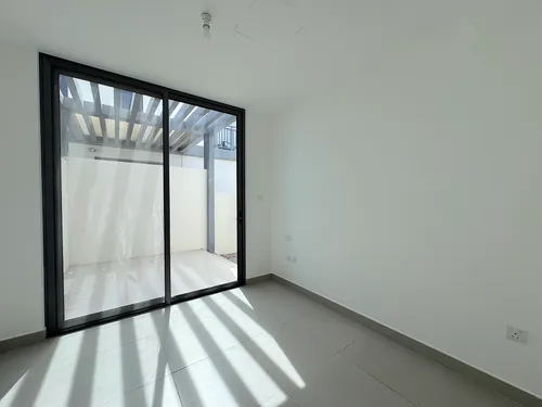 4 Bedrooms Townhouse in Maple 3