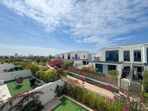 4 Bedrooms Townhouse in Maple 3