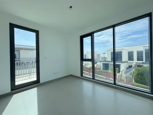 4 Bedrooms Townhouse in Maple 3