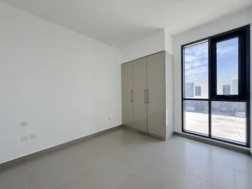 4 Bedrooms Townhouse in Maple 3