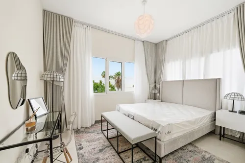 5 Bedrooms Villa in Meadows 2