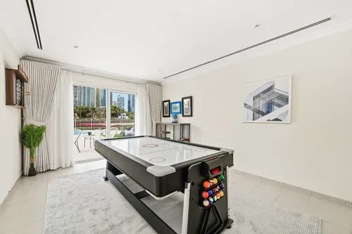 5 Bedrooms Villa in Meadows 2