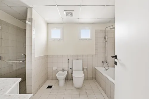 5 Bedrooms Villa in Meadows 2