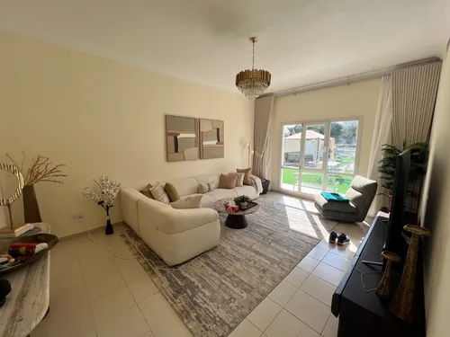 5 Bedrooms Villa in Meadows 2