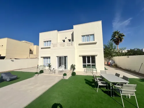 5 Bedrooms Villa in Meadows 2