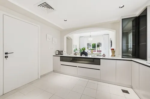 5 Bedrooms Villa in Meadows 2