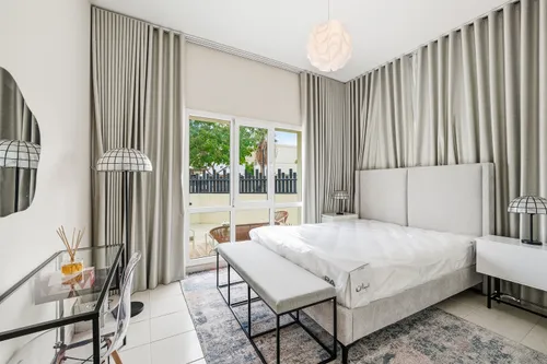 5 Bedrooms Villa in Meadows 2