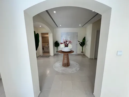 5 Bedrooms Villa in Meadows 2