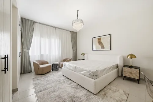 5 Bedrooms Villa in Meadows 2