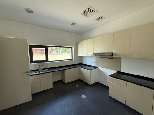 5 Bedrooms Villa in Silver Springs 1