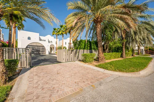 4 Bedrooms Villa in Garden Hall