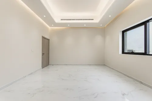 5 Bedrooms Villa in Al Aweer 1