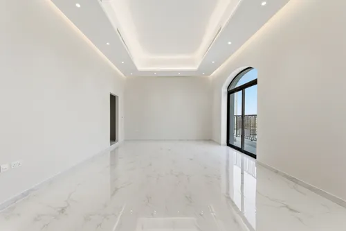 5 Bedrooms Villa in Al Aweer 1