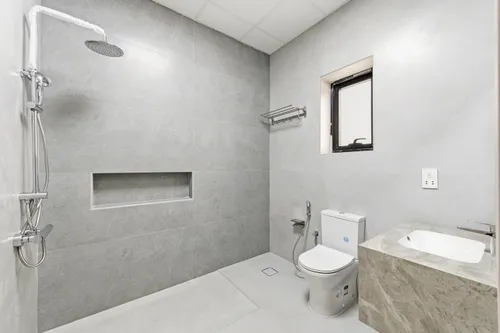 5 Bedrooms Villa in Al Aweer 1