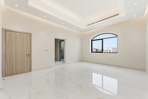 5 Bedrooms Villa in Al Aweer 1