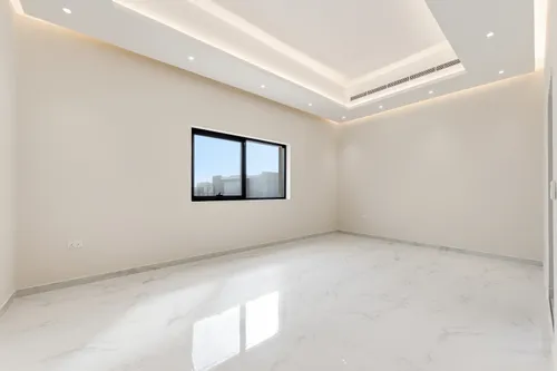 5 Bedrooms Villa in Al Aweer 1