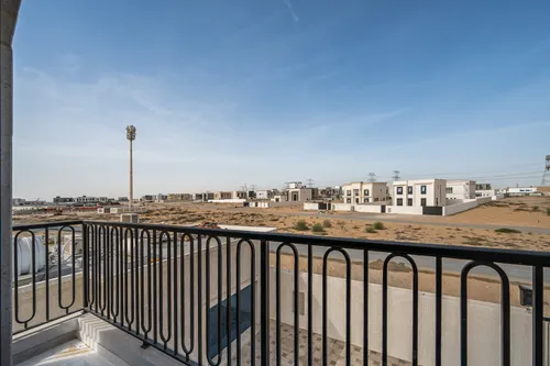 5 Bedrooms Villa in Al Aweer 1