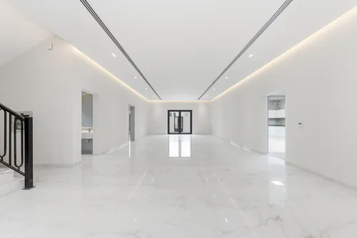 5 Bedrooms Villa in Al Aweer 1