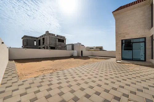 5 Bedrooms Villa in Al Aweer 1