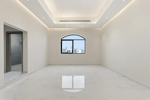 5 Bedrooms Villa in Al Aweer 1