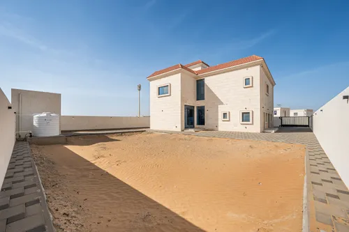 5 Bedrooms Villa in Al Aweer 1