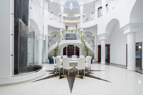 8 Bedrooms Villa in Sector E