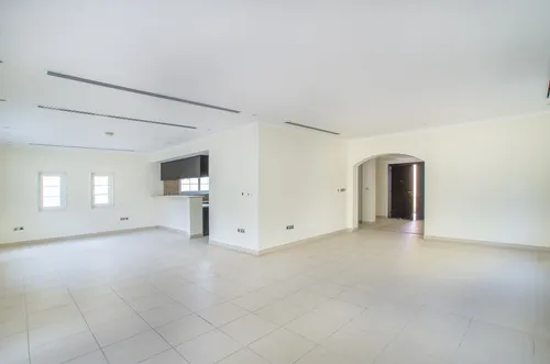 3 Bedrooms Villa in Legacy Large