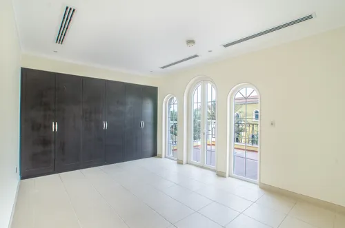 3 Bedrooms Villa in Legacy Large