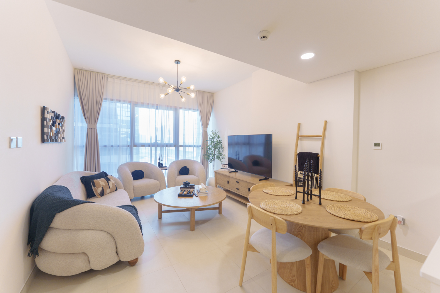 2 Bedrooms Apartment in Radiant Square