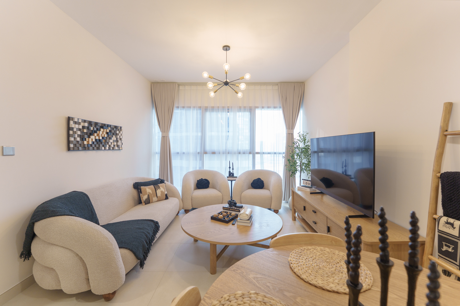 2 Bedrooms Apartment in Radiant Square