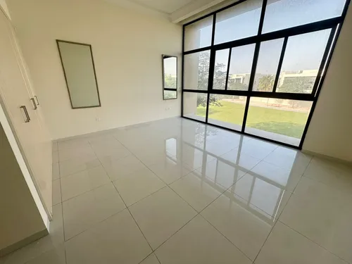 4 Bedrooms Villa in The Turf