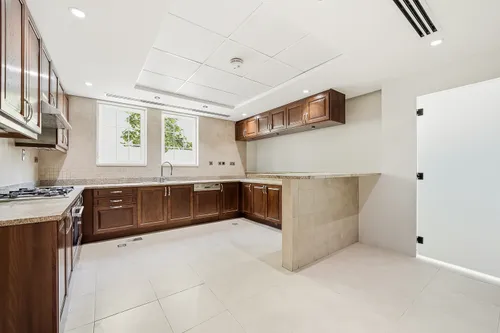 4 Bedrooms Villa in Legacy Large