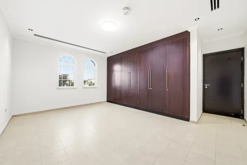 4 Bedrooms Villa in Legacy Large