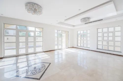 5 Bedrooms Villa in Courtyard CA10