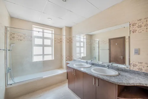 5 Bedrooms Villa in Courtyard CA10