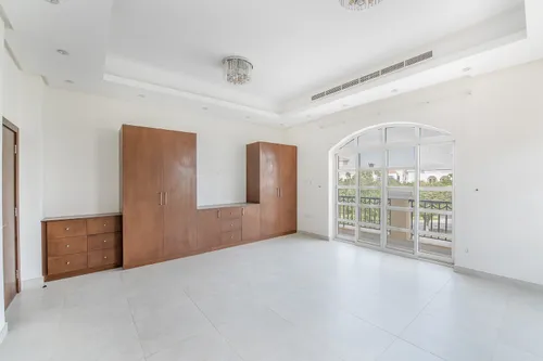 5 Bedrooms Villa in Courtyard CA10