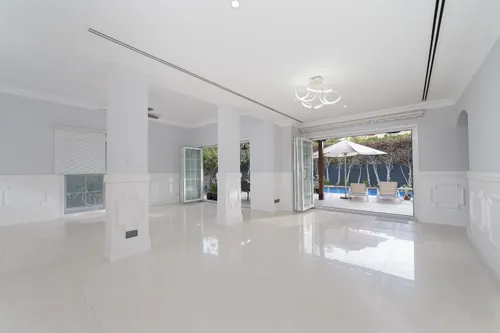 5 Bedrooms Villa in Meadows 5