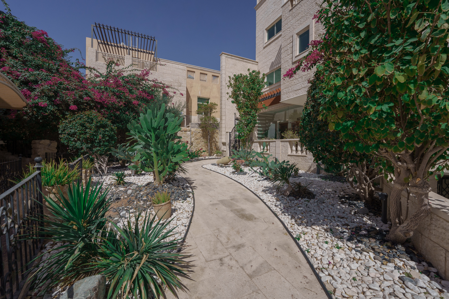 7 Bedrooms Villa in Mushrif Gardens