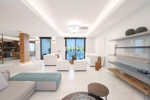 4 Bedrooms Villa in Redwoods