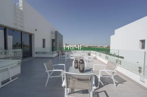 4 Bedrooms Villa in Redwoods