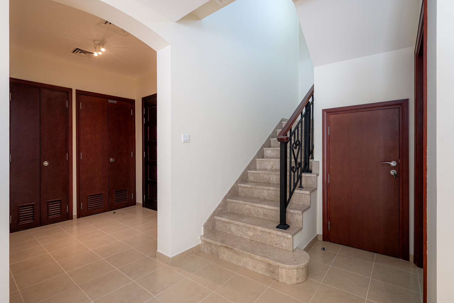 3 Bedrooms Villa in Alma 1