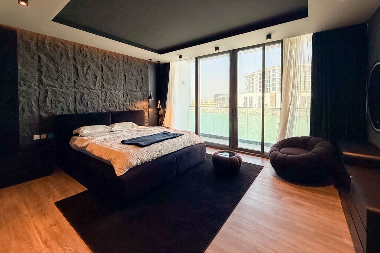 5 Bedrooms Villa in Sun Island