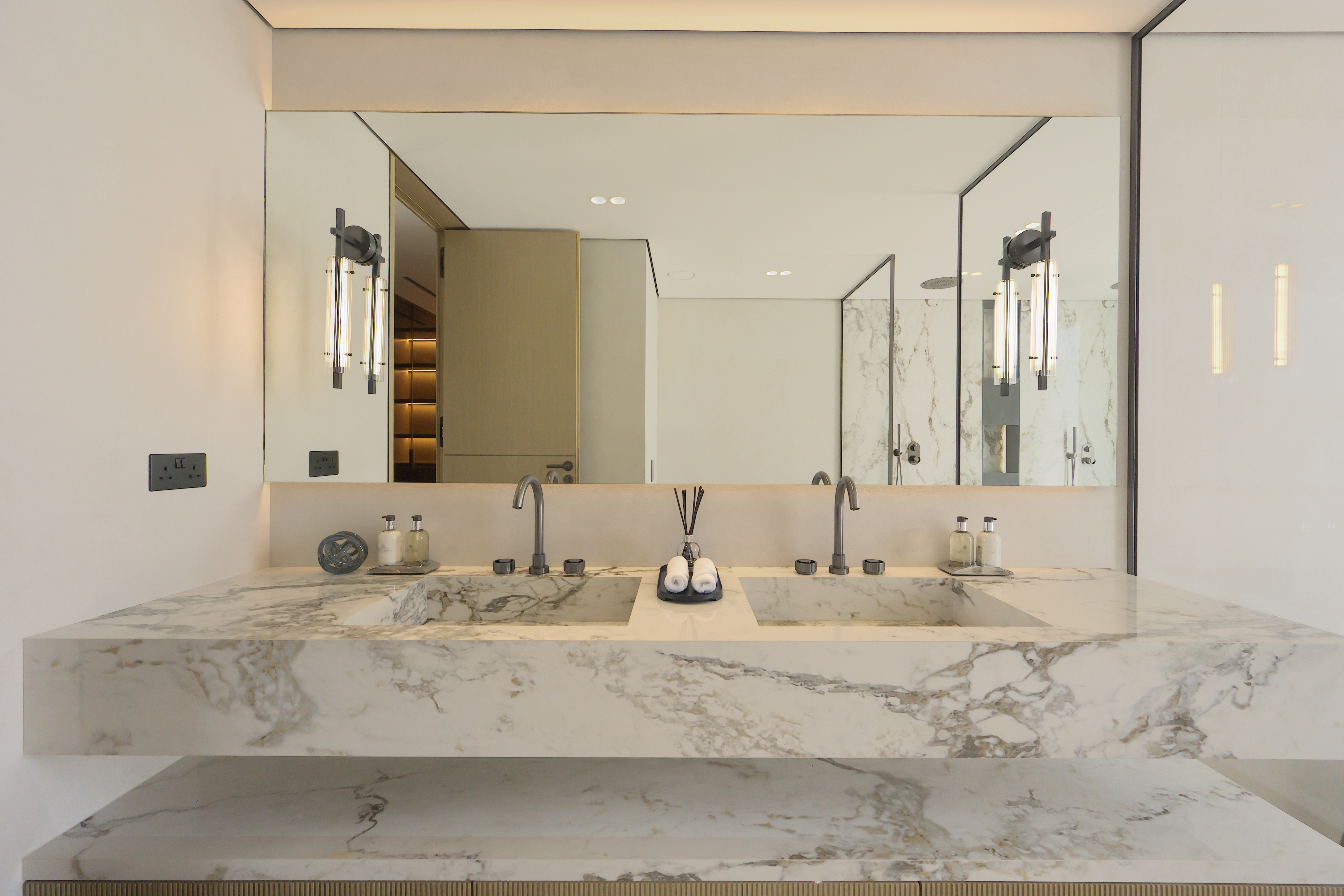 5 Bedrooms Villa in Jumeirah Islands