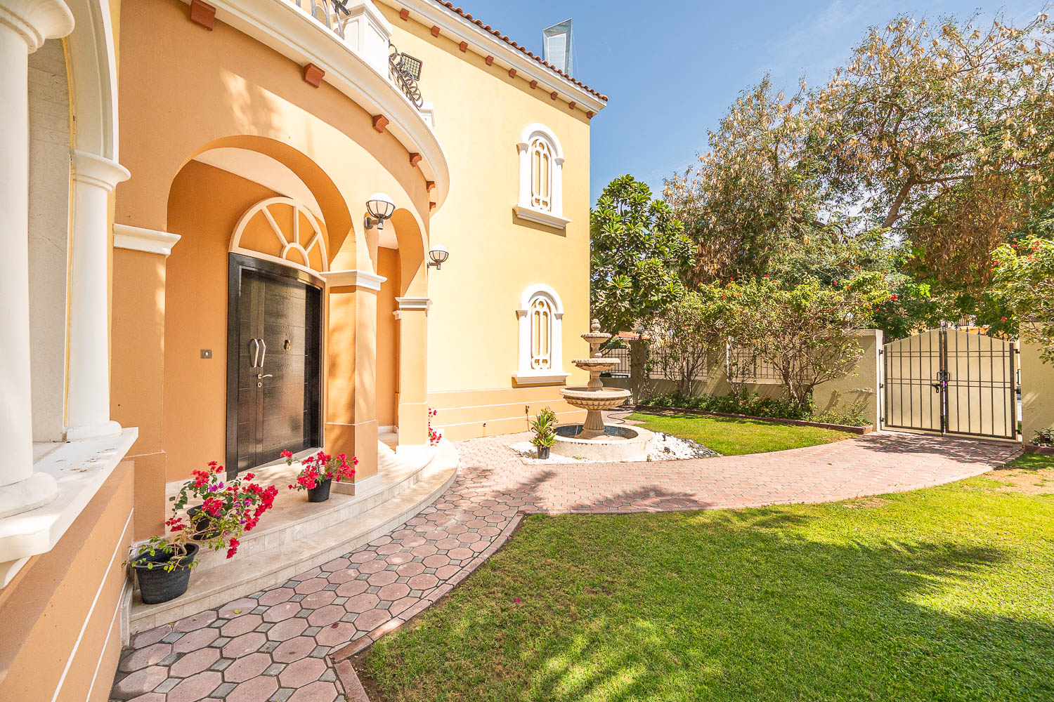 5 Bedrooms Villa in Legacy Large