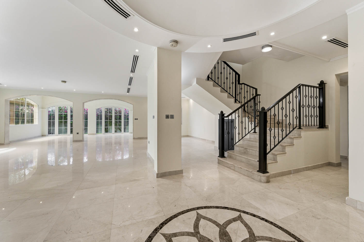 5 Bedrooms Villa in Legacy Large