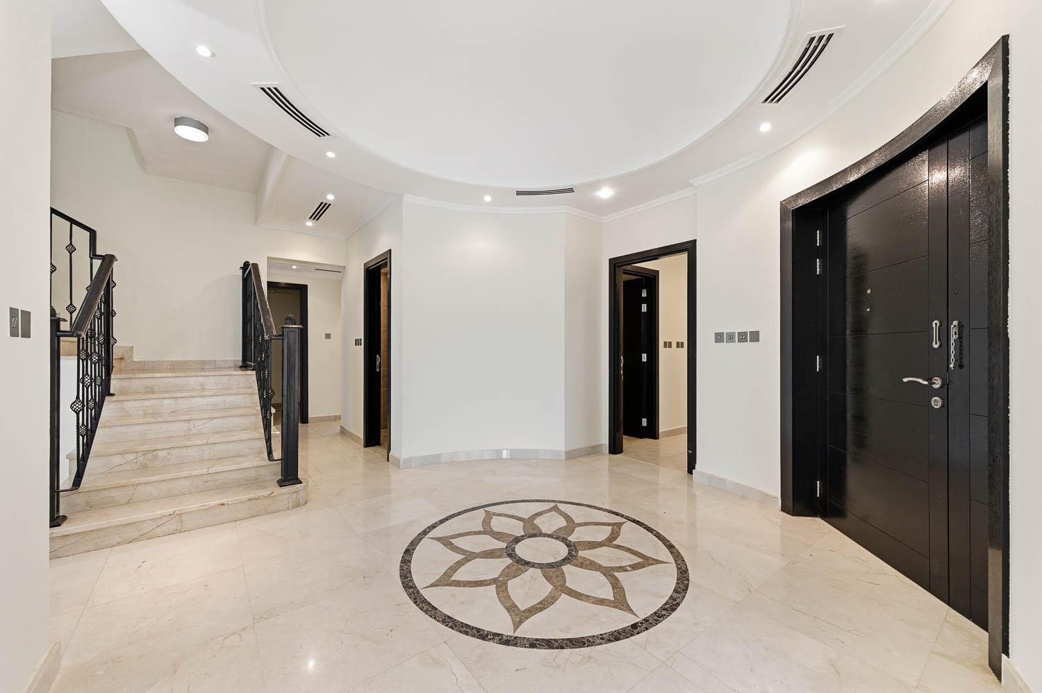 5 Bedrooms Villa in Legacy Large