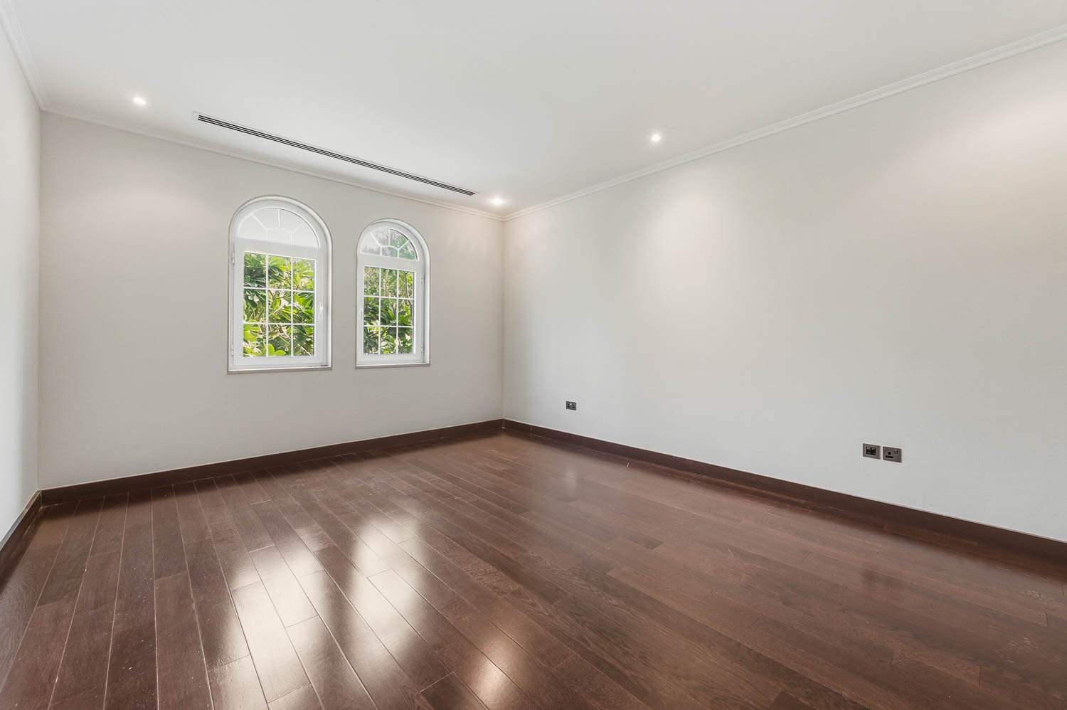 5 Bedrooms Villa in Legacy Large